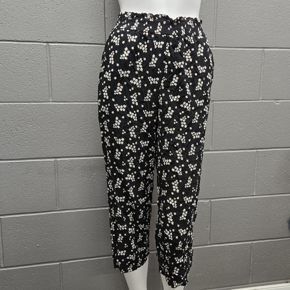 Hunters Womens loose capri culottes black with shit flowers - Picture 2 of 10